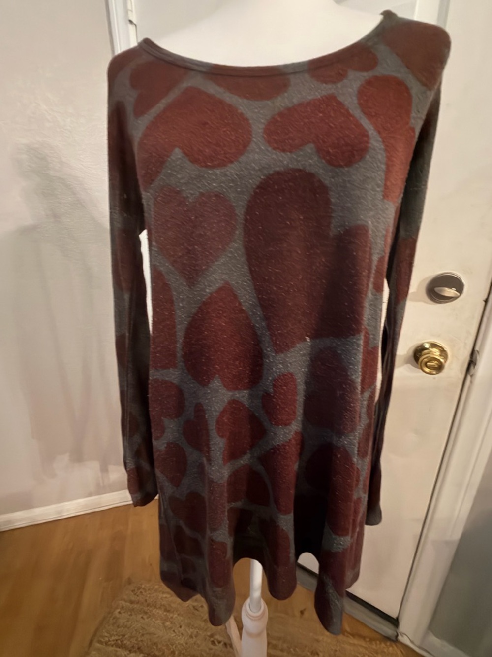 Go Couture | Gray Knit Tunic with burgundy Heart Accents, medium. GUC